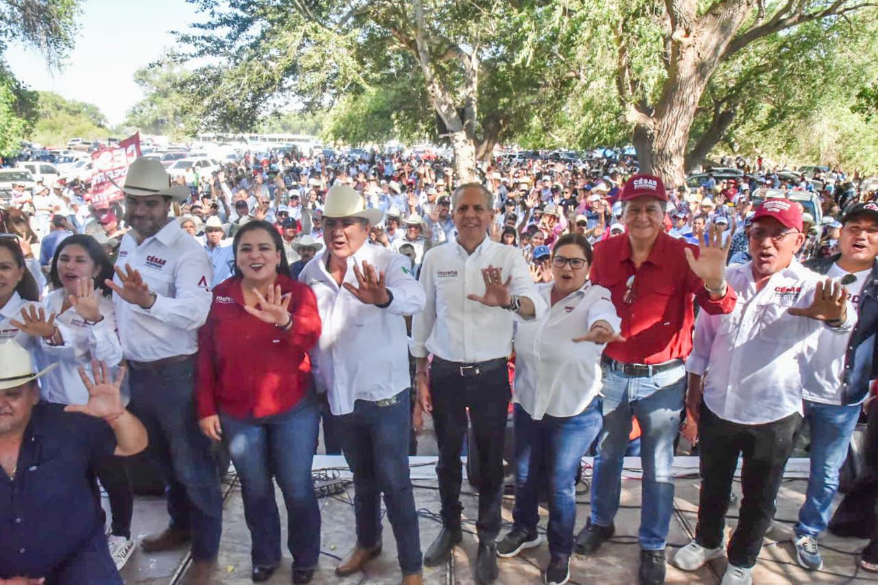 Gerardo Vargas Landeros, candidato a presidente municipal de Ahome por el partido de Morena, junto a políticos durante su campaña