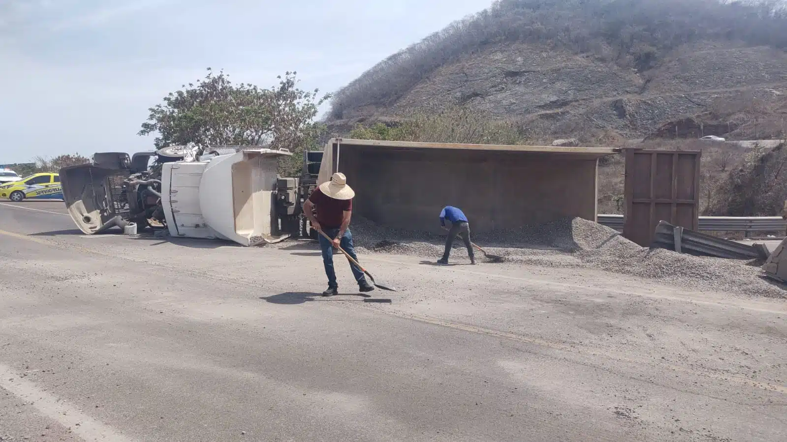 Góndola volcada por la carretera en el carril de norte a sur de Mazatlán