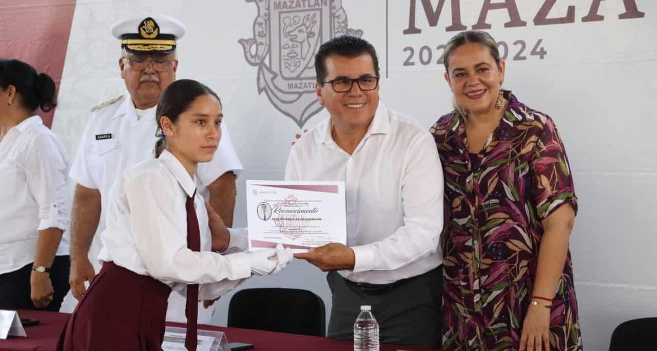 Alcalde de Mazatlán encabeza 'Lunes cívico' en escuela de del sur de Sinaloa