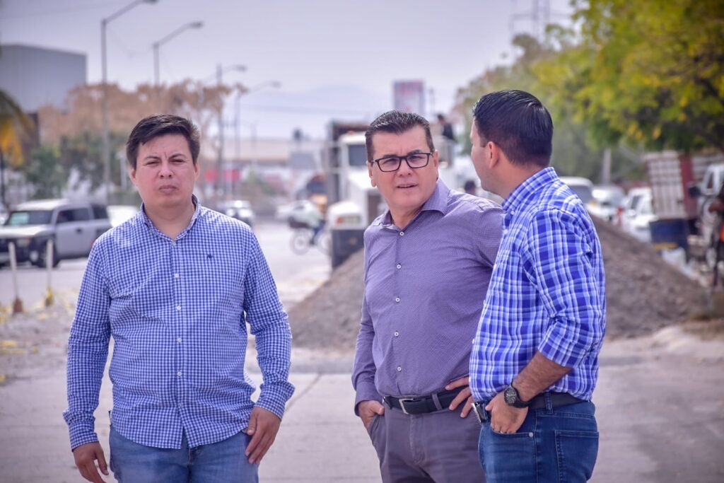 El alcalde de Mazatlán supervisa trabajo de obra pública