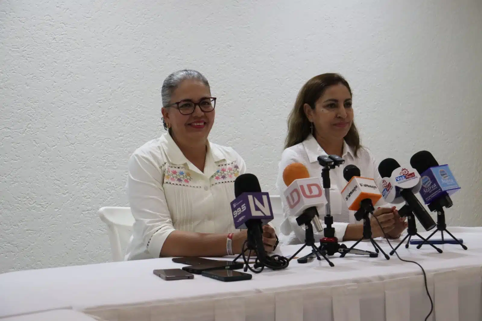 Domínguez Nava habla con los medios de comunicación de Sinaloa