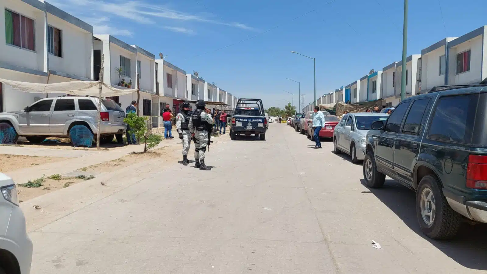 Elementos de la Guardia Nacional a fuera de una casa donde asesinaron a un hombre y dos mujeres en el fraccionamiento San Fermín en Culiacán