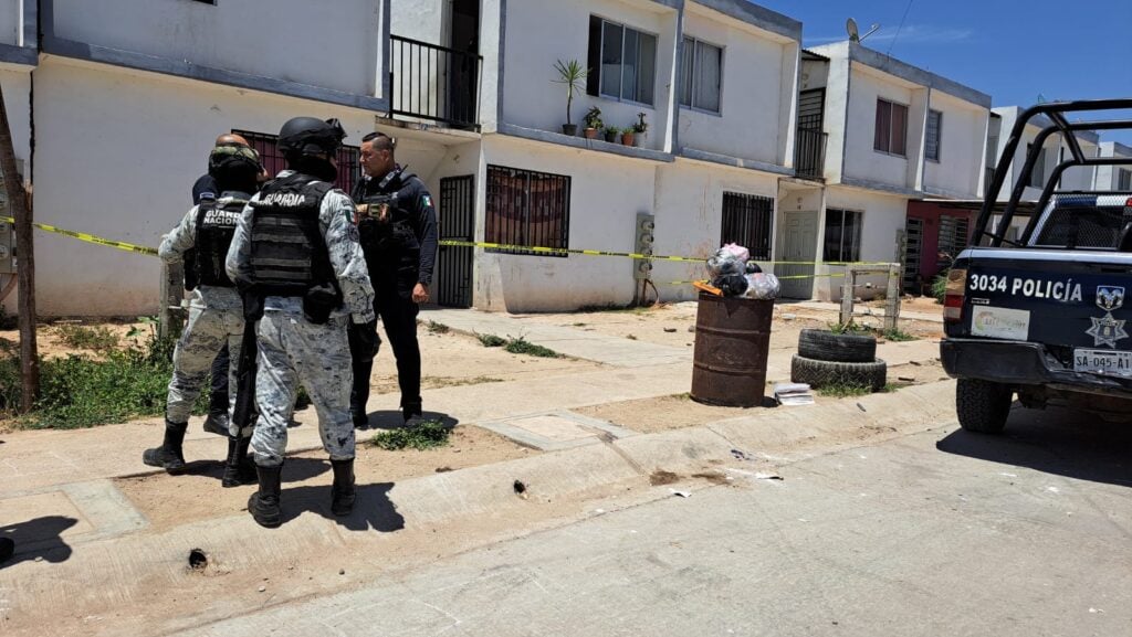 Patrulla y elementos de la Policía Municipal y de la Guardia Nacional en el lugar donde encontraron sin vida a Jocelyn, Dulce y Alejandro en el fraccionamiento San Fermín en Culiacán