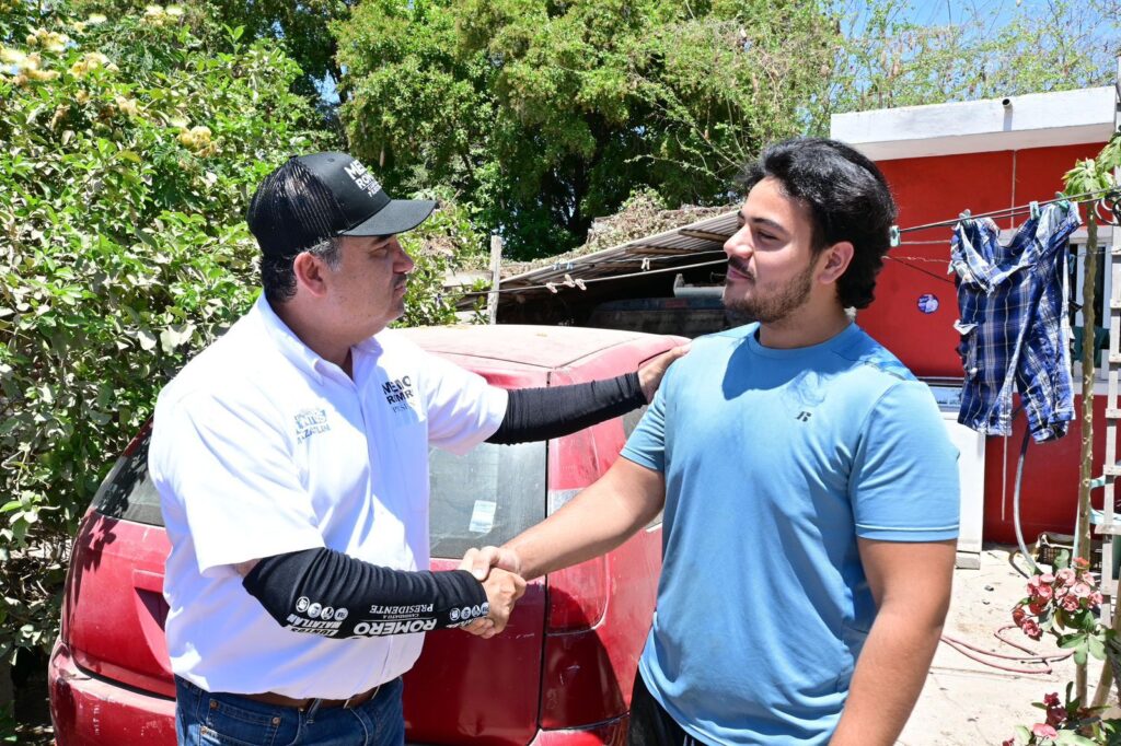 Guillermo Romero Rodríguez estrechando la mano con un vecino del fraccionamiento Santa Fe