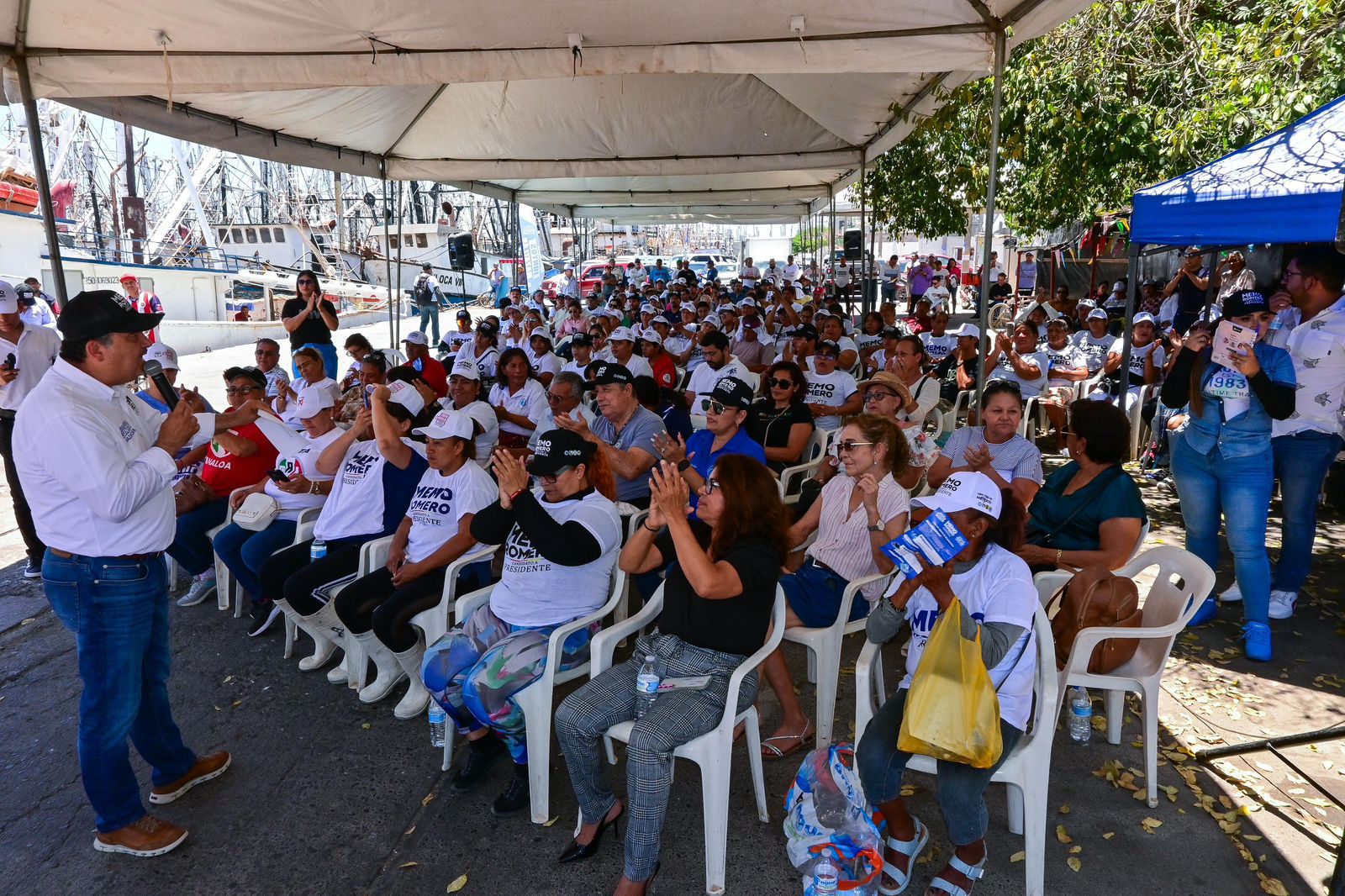 Guillermo Romero Rodríguez en un encuentro con vecinos del fraccionamiento Santa Fe