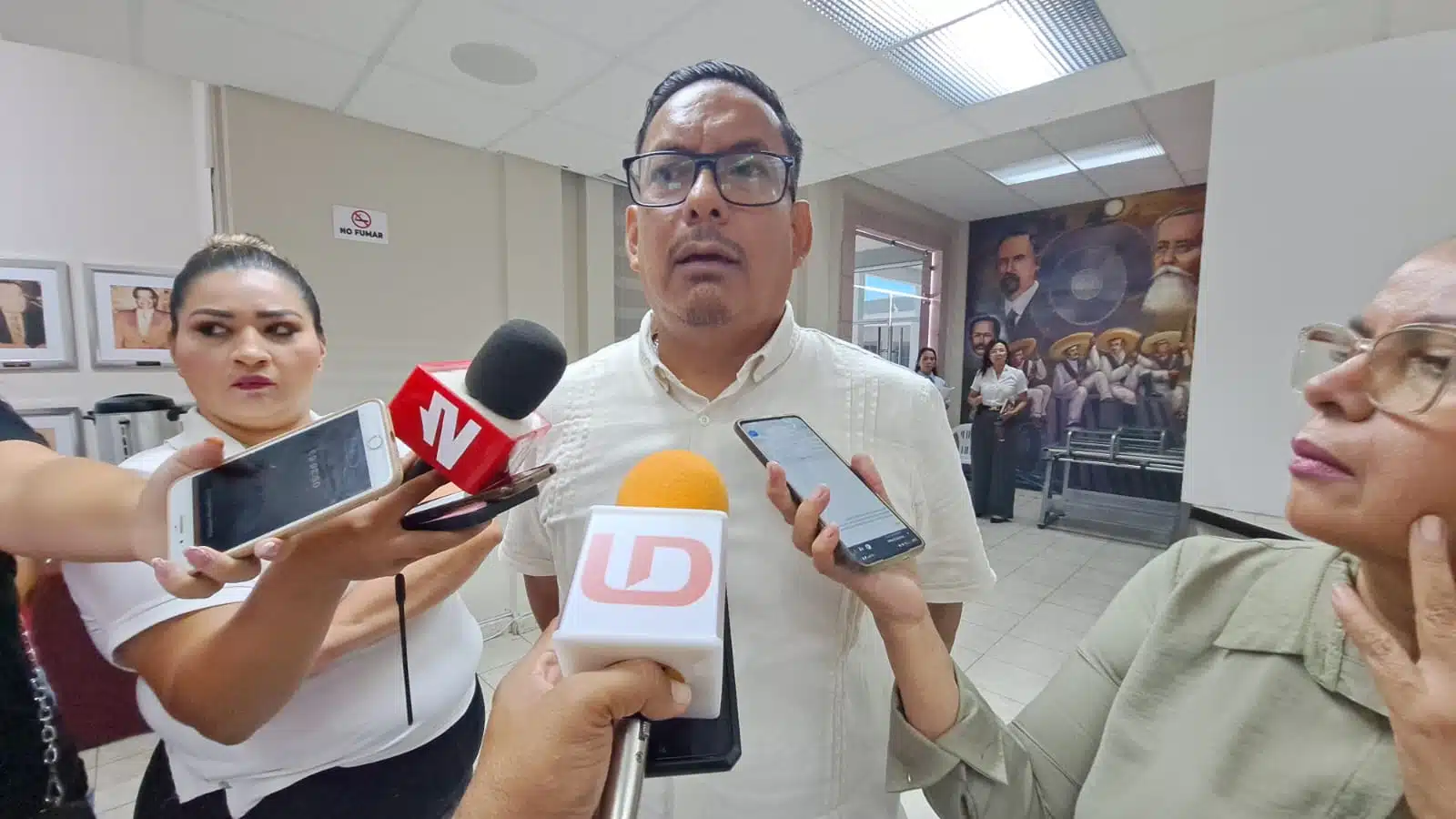 Gustavo Rojo Navarro, director del Observatorio Ciudadano, en entrevista con los medios de comunicación en Mazatlán