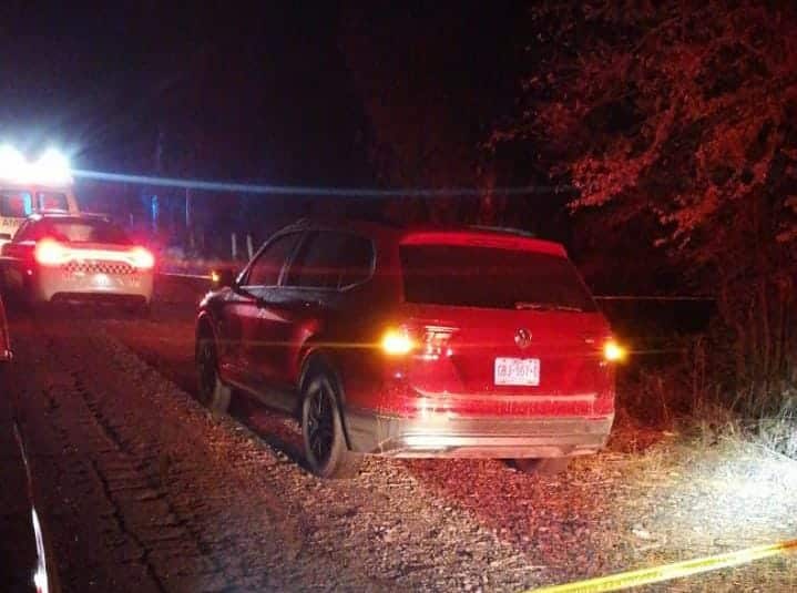 Auto abandonado con hombre muerto