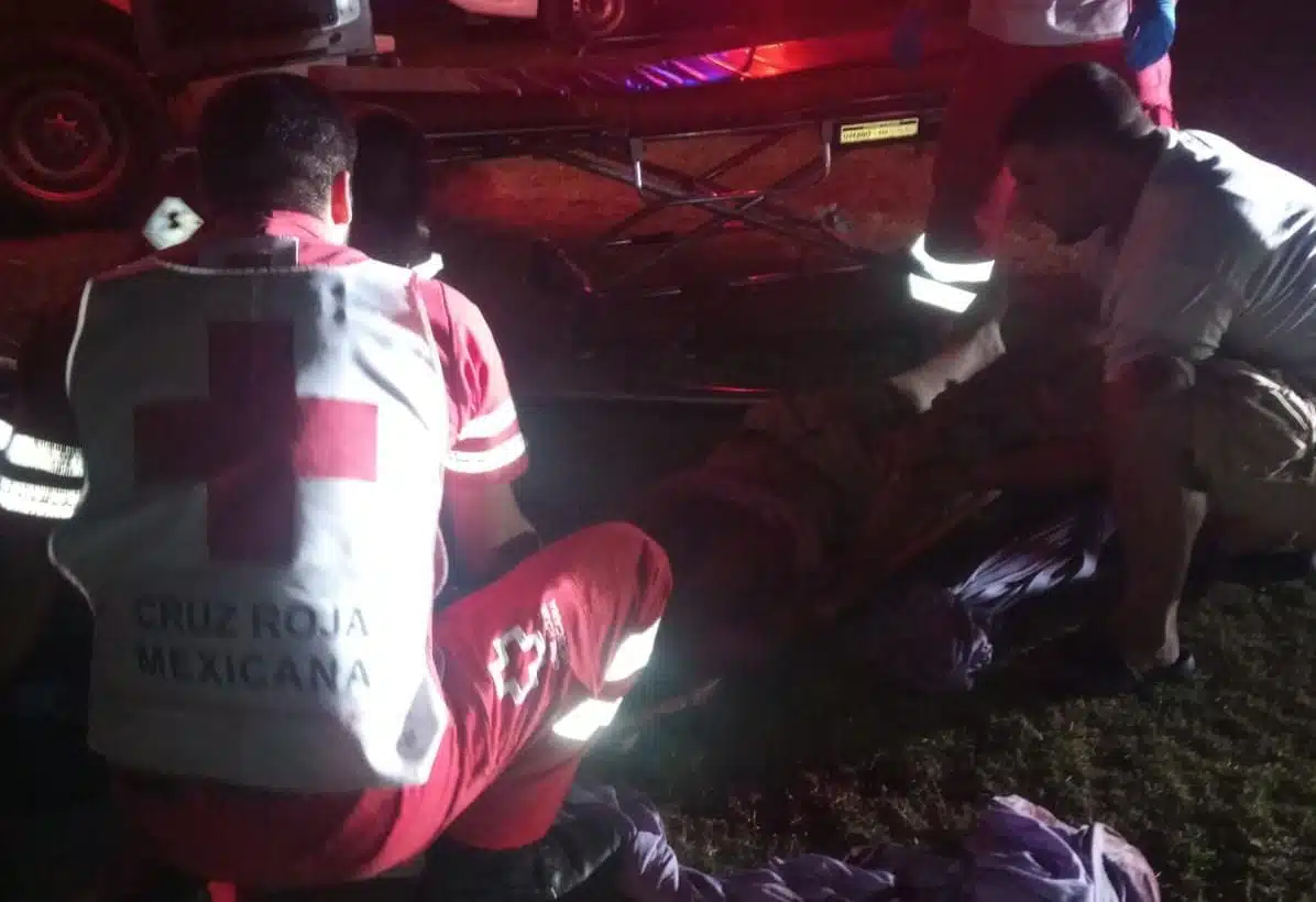 Paramédicos de Cruz Roja auxiliando al menor de edad herido