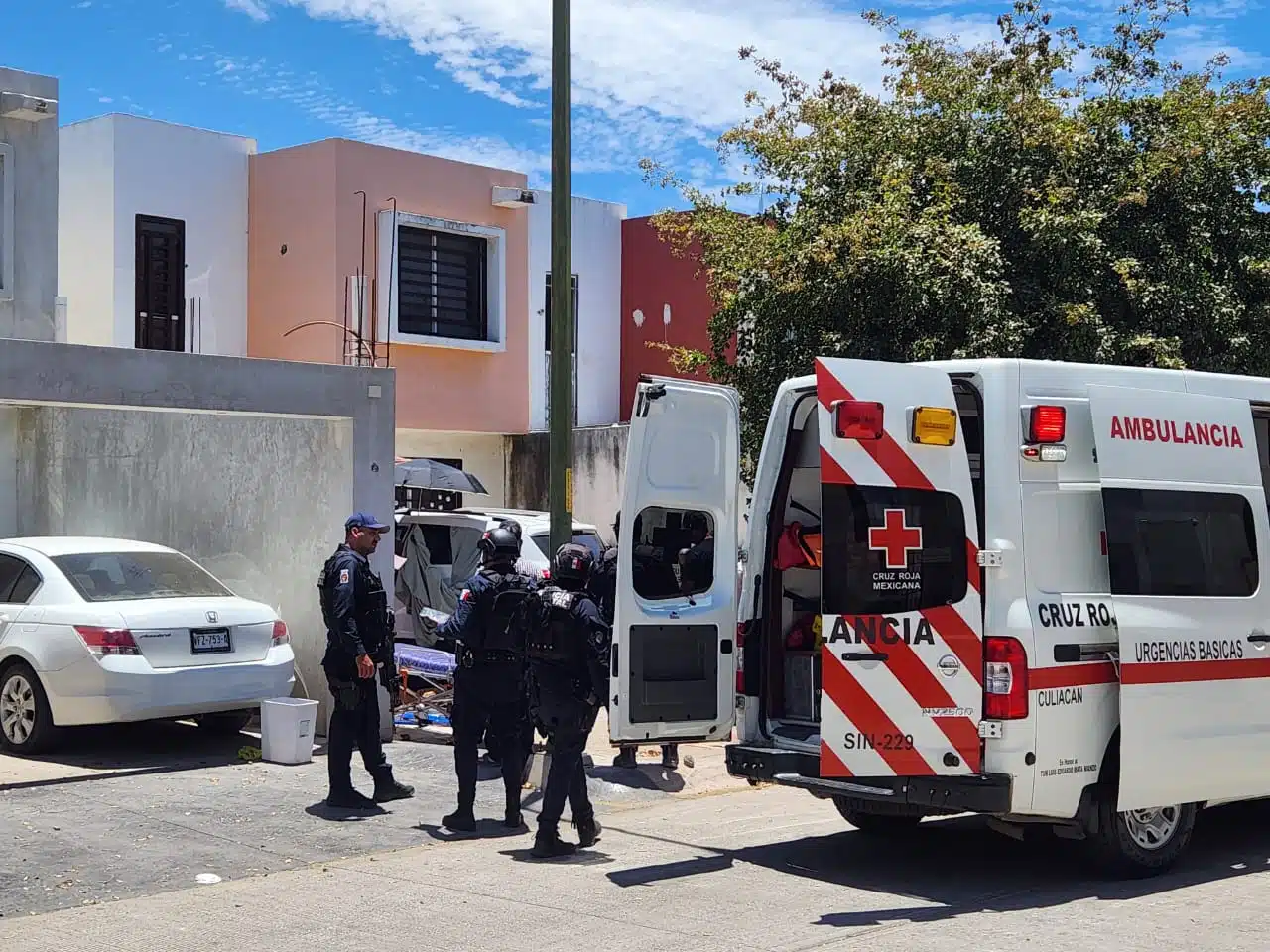 Hombre baleado es trasladado en ambulancia de la Cruz Roja en Culiacán