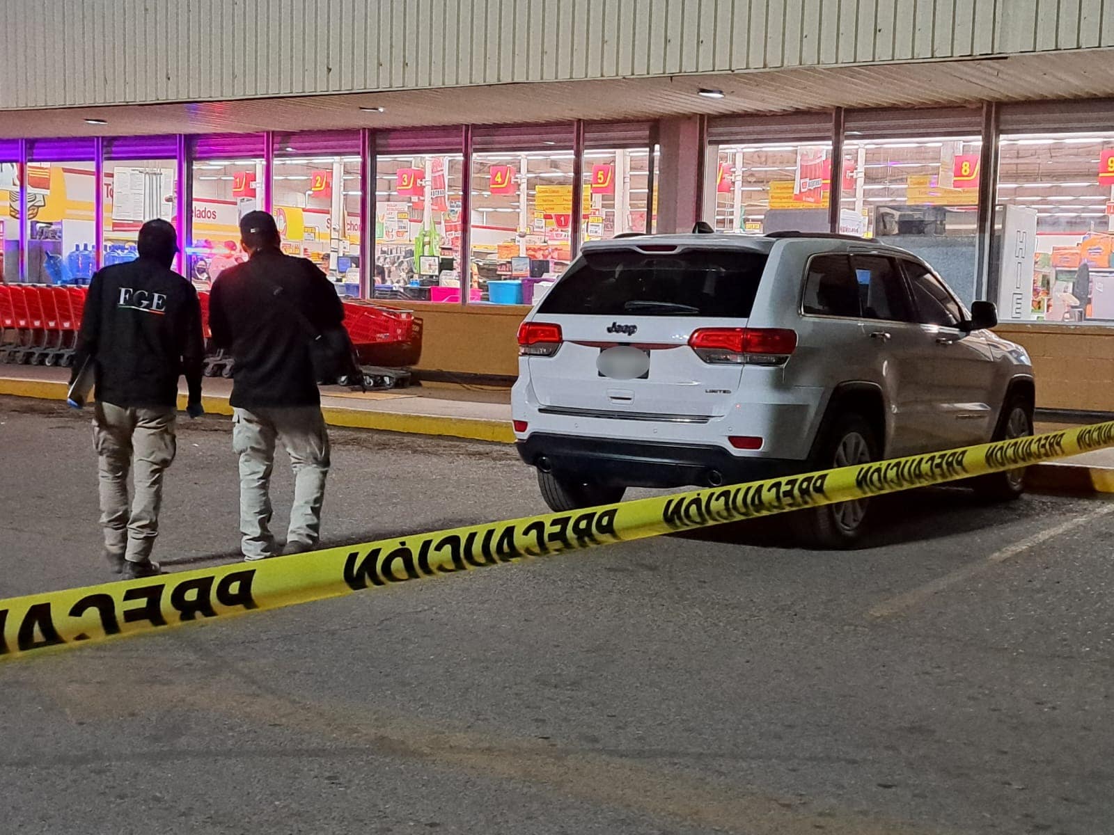 Zona acordonada afuera de un supermercado en donde ocurrió el asesinato a balazos