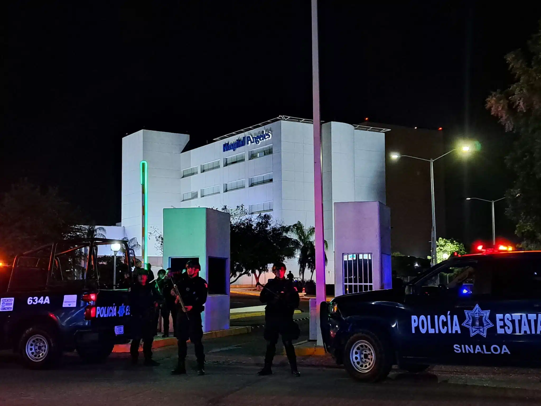 Elementos de la Policía Estatal resguardando el Hospital Ángeles de Culiacán