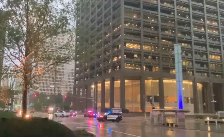 Fuertes tormentas dejan a casi un millón de residentes sin luz en Houston