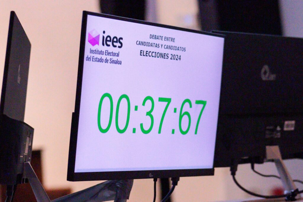 Cronometro en el debate organizado por el IEES entre candidatos a diputados y diputadas locales en Ahome