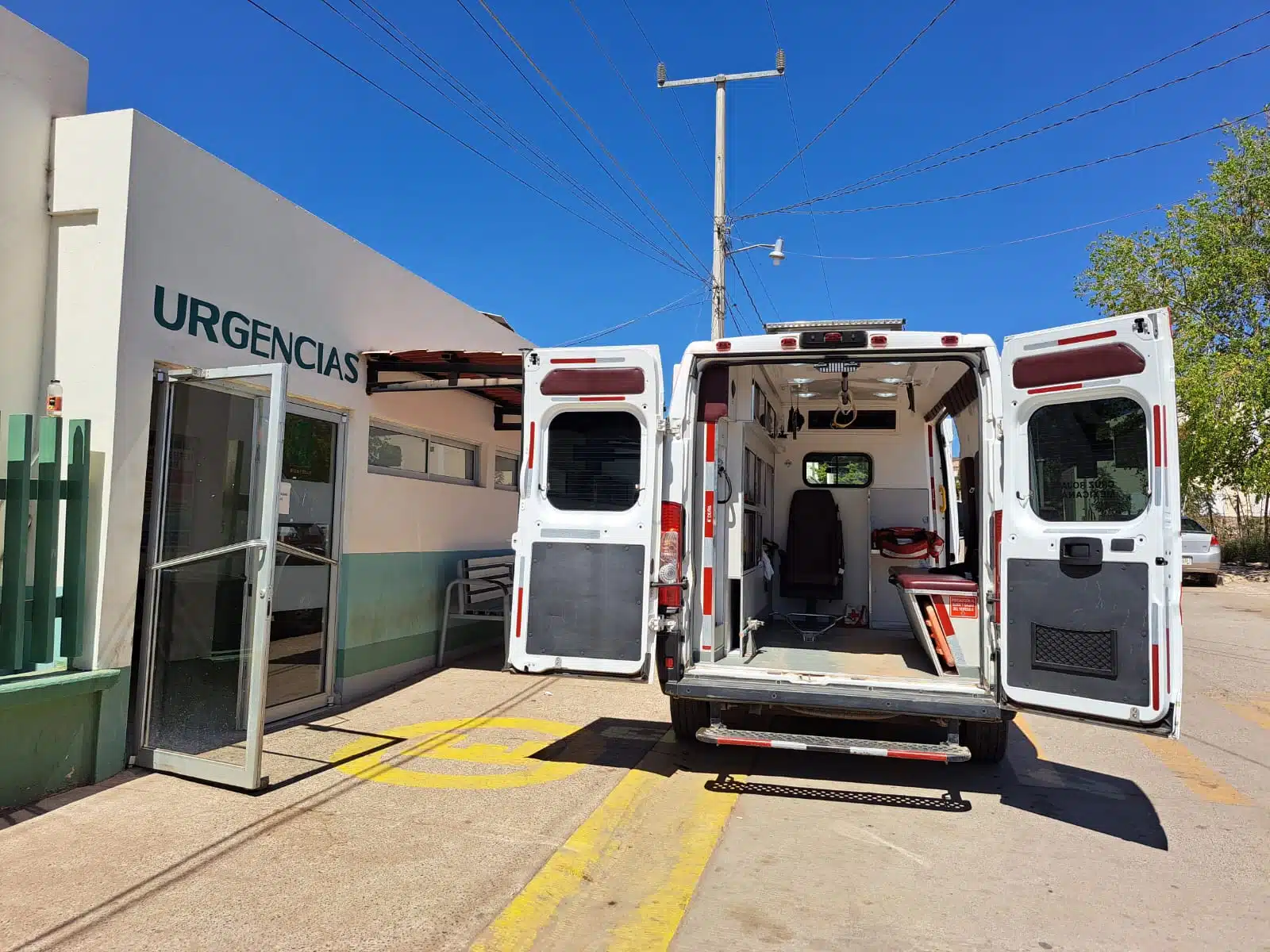 Ambulancia de la Cruz Roja afuera de urgencia del IMSS-Bienestar en Sinaloa de Leyva