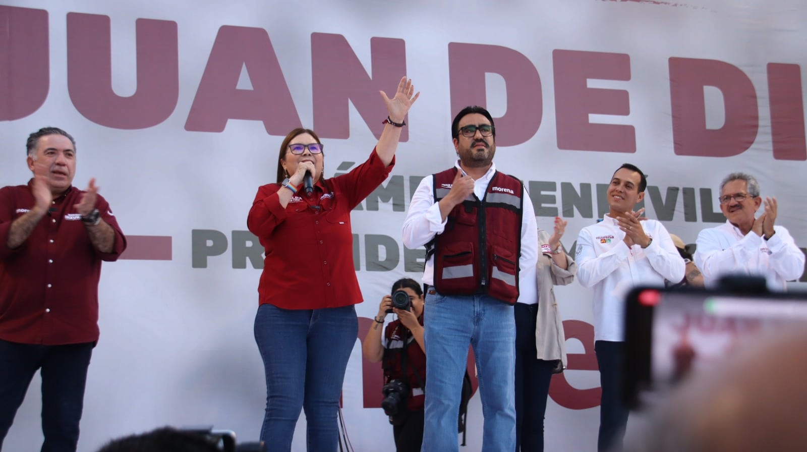 Imelda Castro Castro y Enrique Inzunza, candidatos al Senado de la República por Morena, junto a Juan de Dios Gámez Mendívil, candidato a la presidencia municipal de Culiacán, durante el cierre de campaña