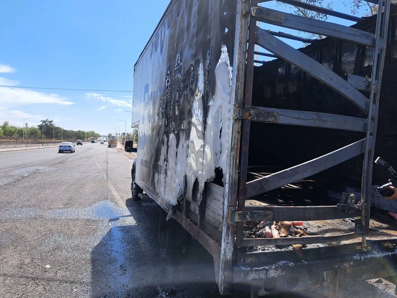 Camioneta de una paquetería se incendió en La Costerita, Culiacán