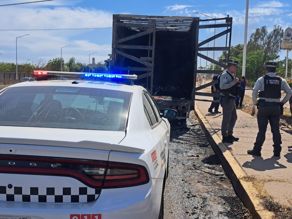 Elementos de la Guardia Nacional en el lugar donde una camioneta de una paquetería se incendió en La Costerita, Culiacán