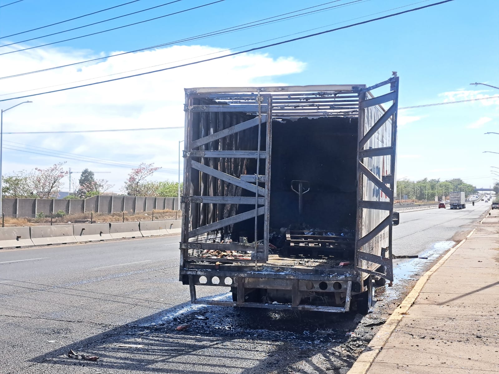 Camioneta de una paquetería se incendió en La Costerita, Culiacán