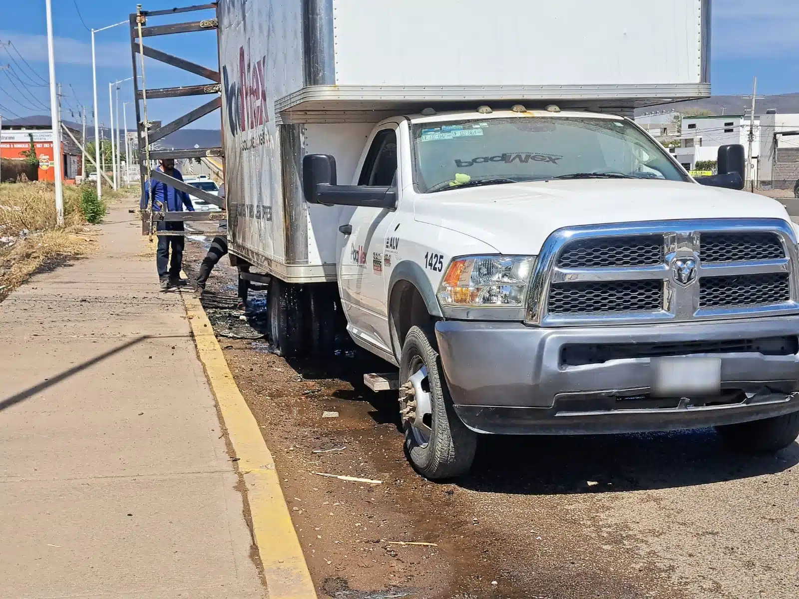 Camioneta de una paquetería se incendió en La Costerita, Culiacán