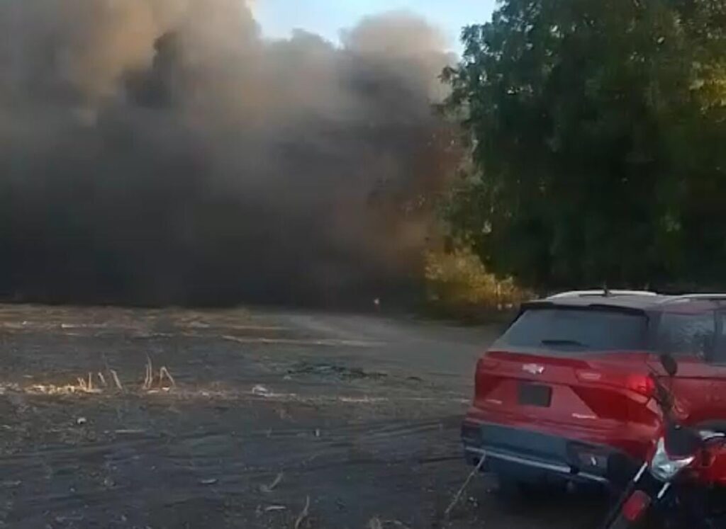 Gran nube de humo por el incendio en la pensión de Tránsito Municipal