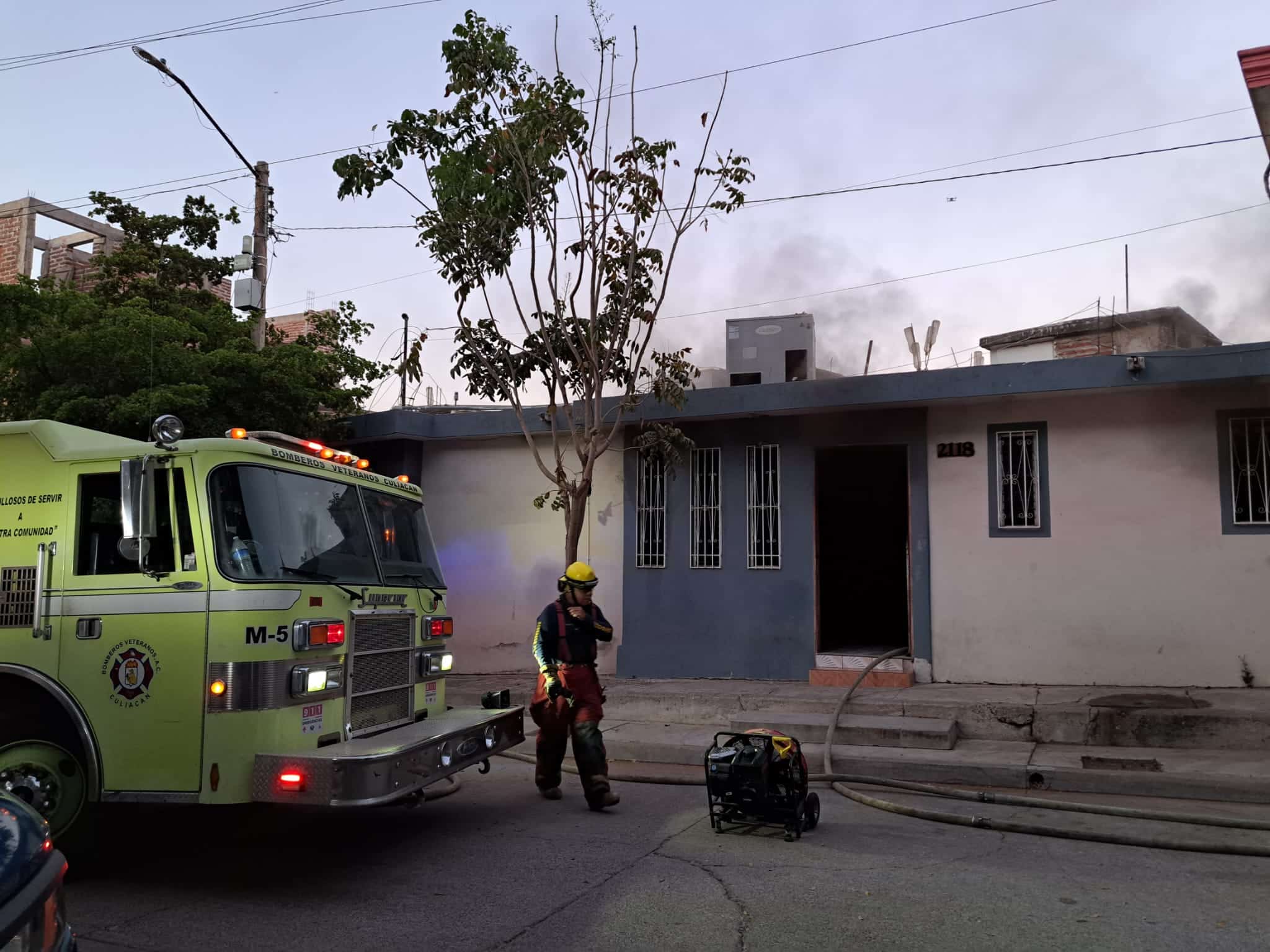Camión de Bomberos afuera del estudio de grabación que se incendió