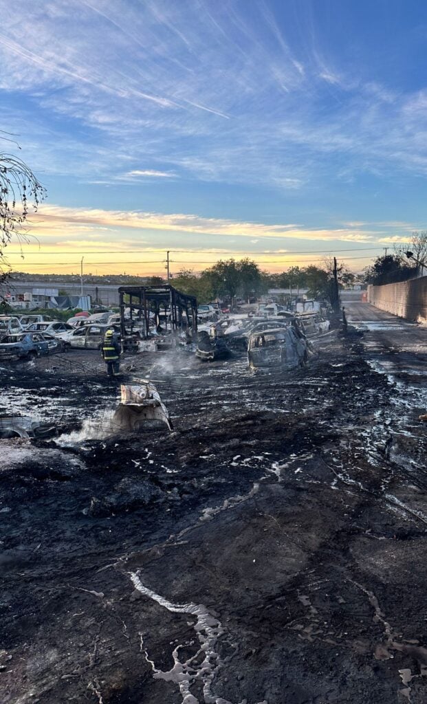 Yonke consumido por un incendio que se propagó desde una empresa que almacena Diesel en Culiacán