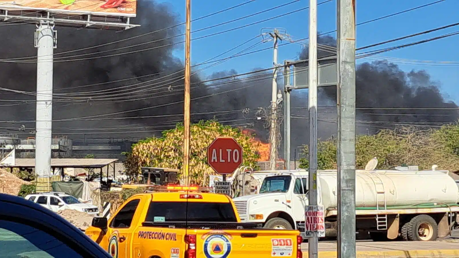 Nube de humo extendiéndose por los aires. Elementos preventivos y de rescate se encuentran en el lugar