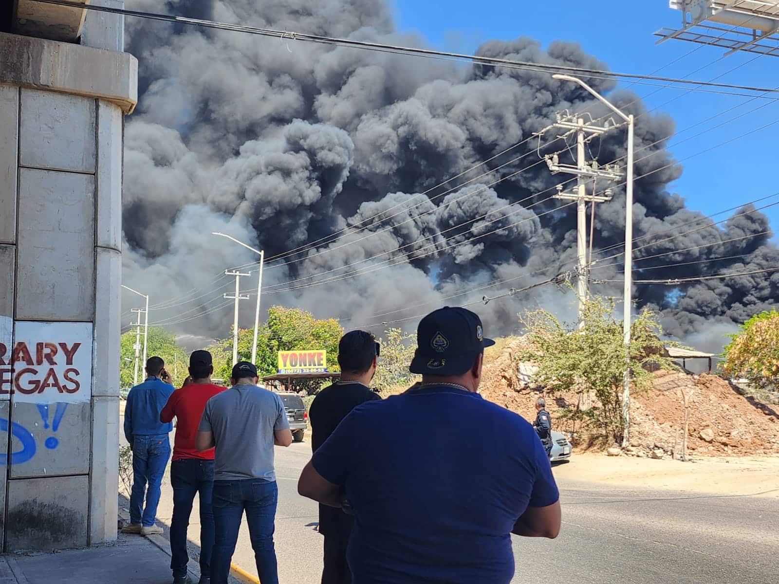 Elementos de la Policía Municipal y Estatal, Tránsito, Protección Civil y paramédicos en el lugar donde se registra el intenso incendio
