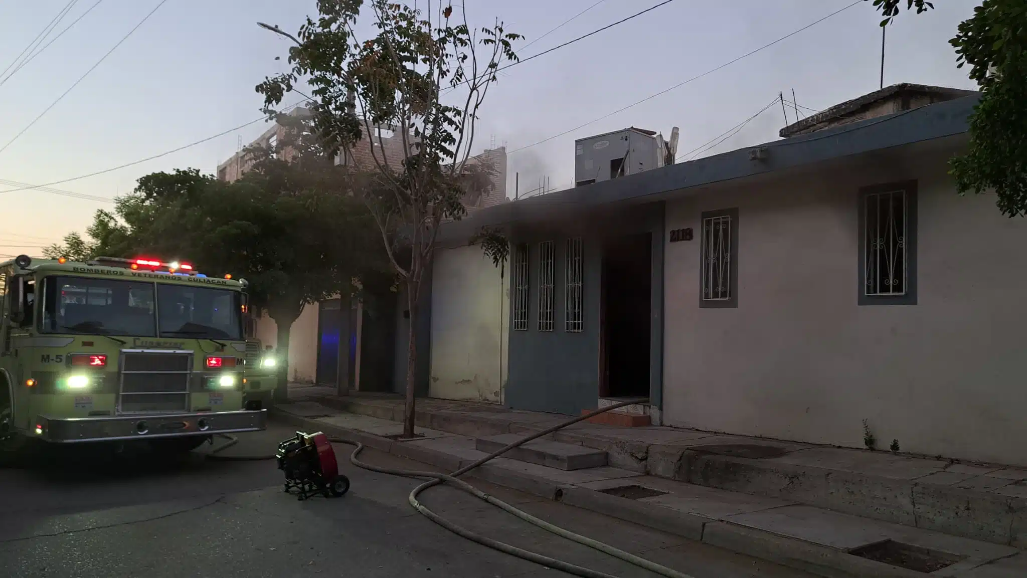 Bomberos Culiacán controlando el incendio en el estudio de grabación