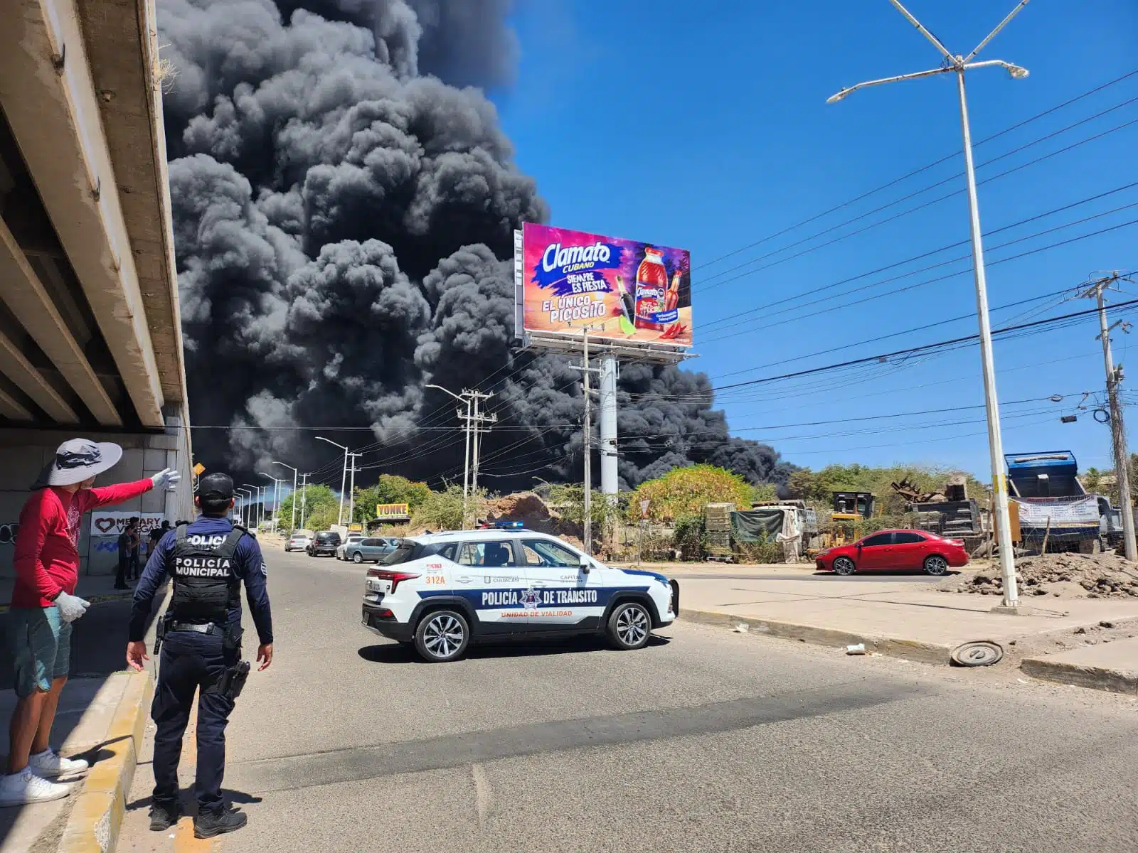 Elementos de la Policía Municipal y Estatal, Tránsito, Protección Civil y paramédicos en el lugar donde se registra el intenso incendio