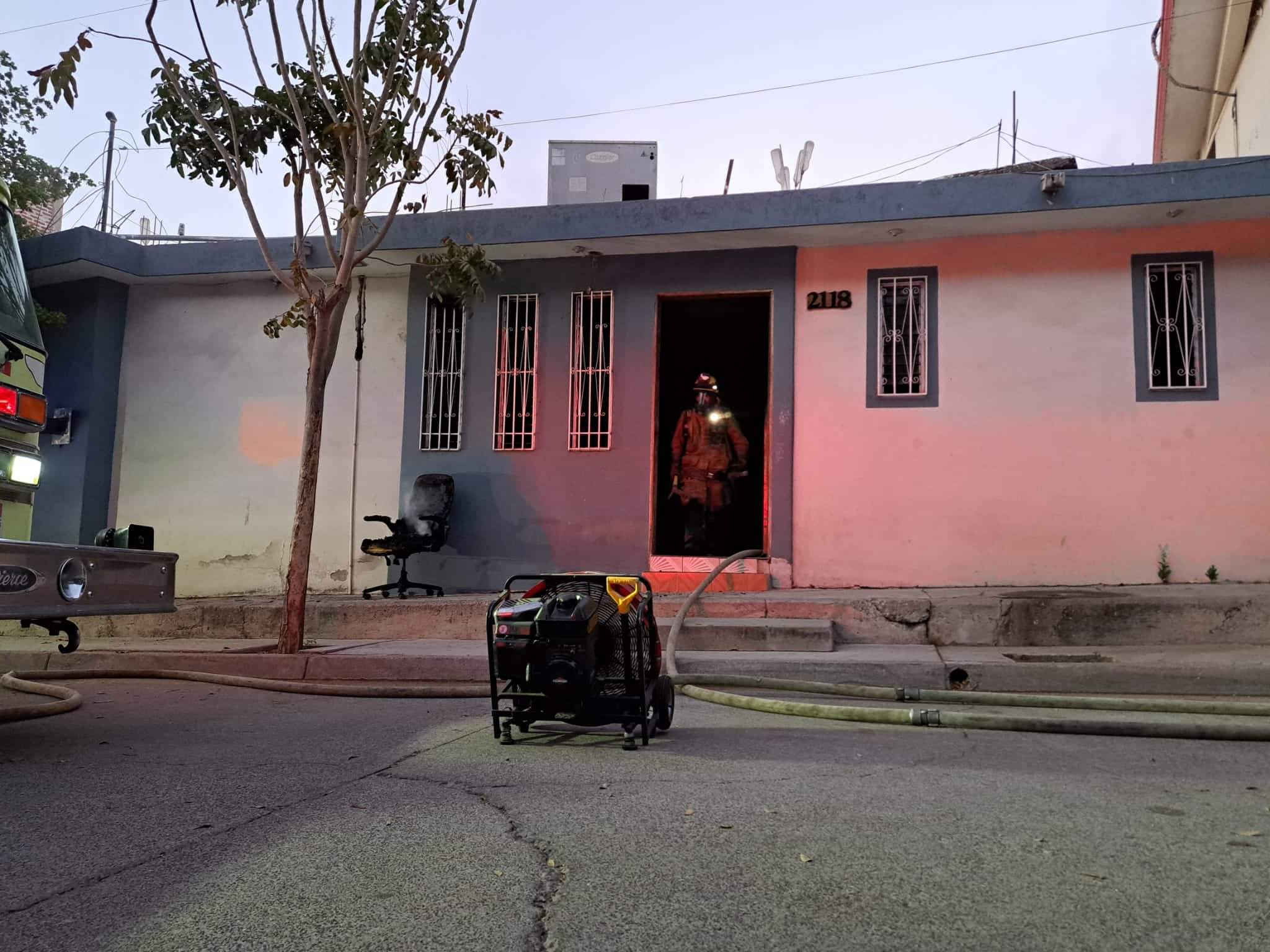 Bomberos Culiacán controlando el incendio en el estudio de grabación