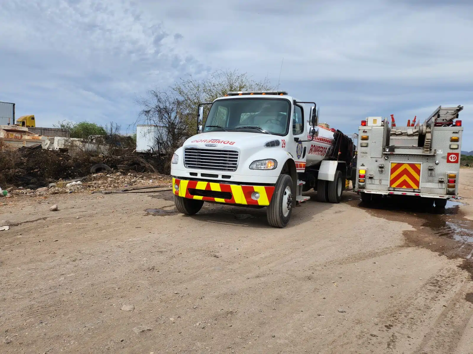 Elementos de Bomberos en el lugar del incendio