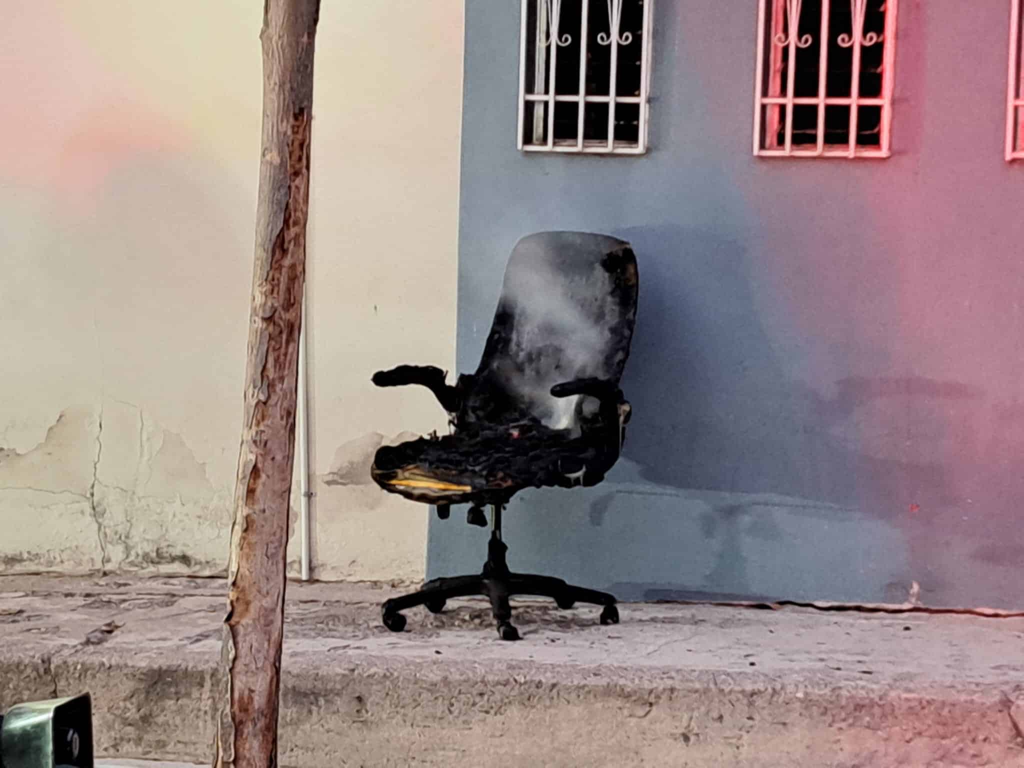 Bomberos Culiacán controlando el incendio en el estudio de grabación