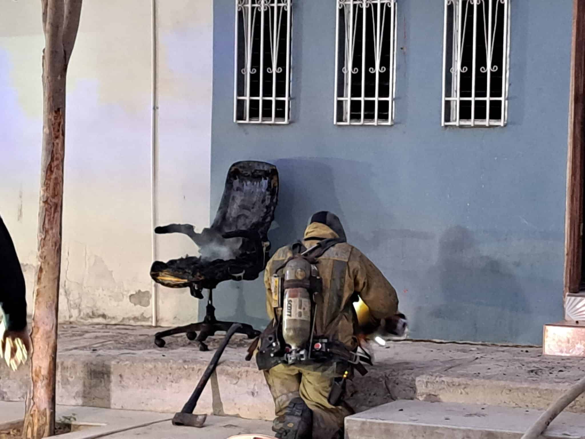 Bomberos Culiacán controlando el incendio en el estudio de grabación