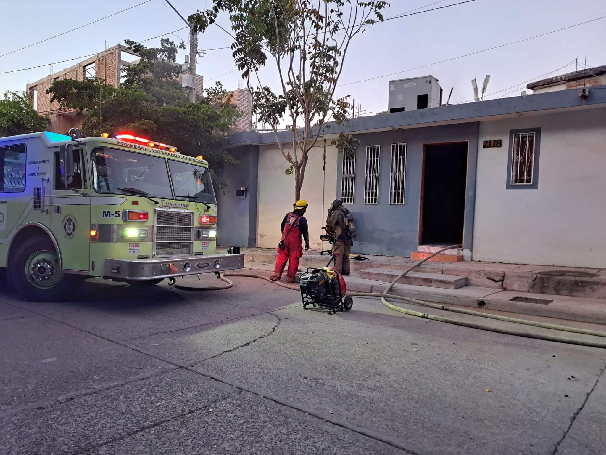Bomberos Culiacán controlando el incendio en el estudio de grabación