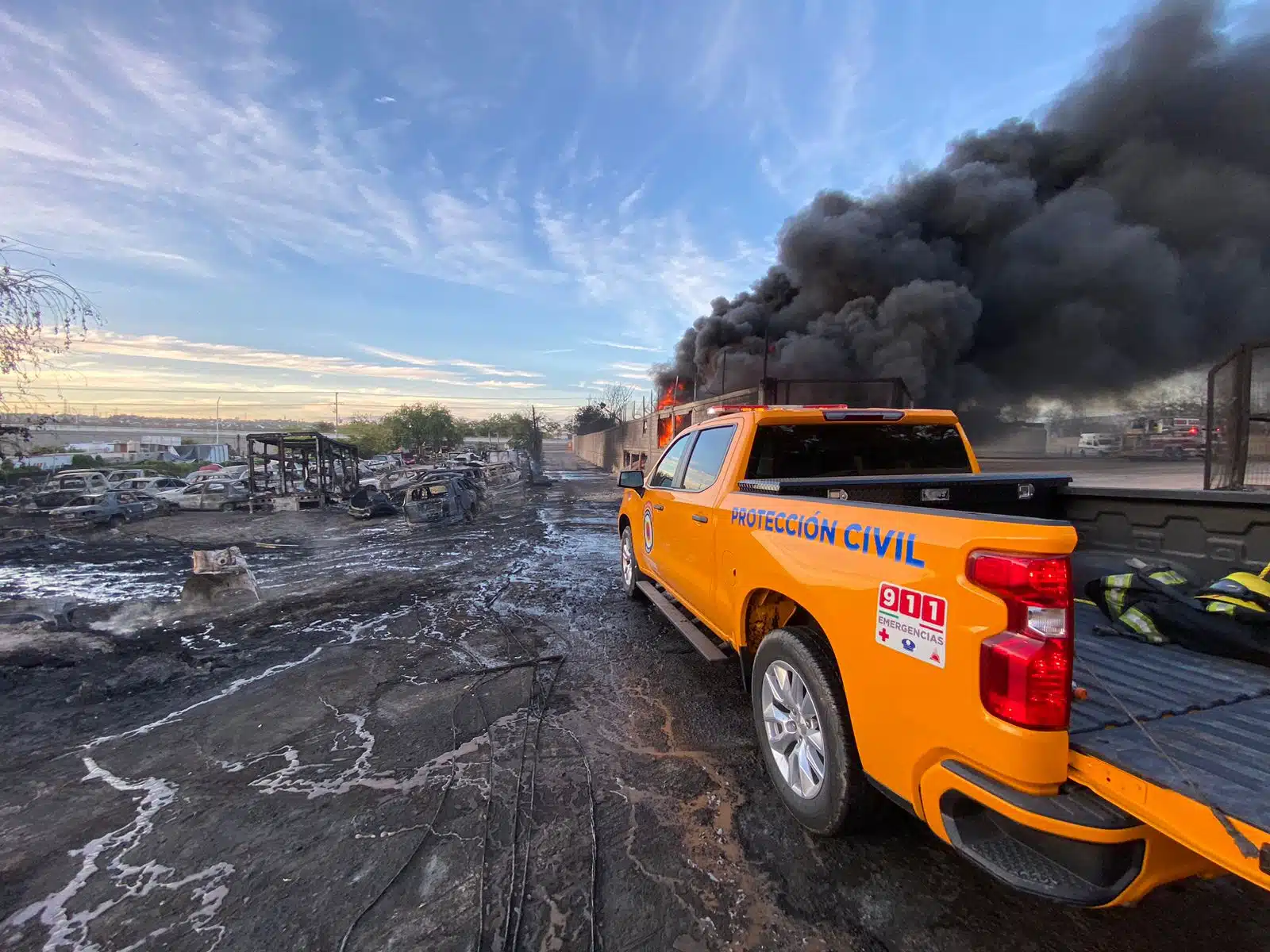 Camioneta de Protección Civil de Culiacán en el lugar del incendio de una empresa que almacena Diesel y un Yonke