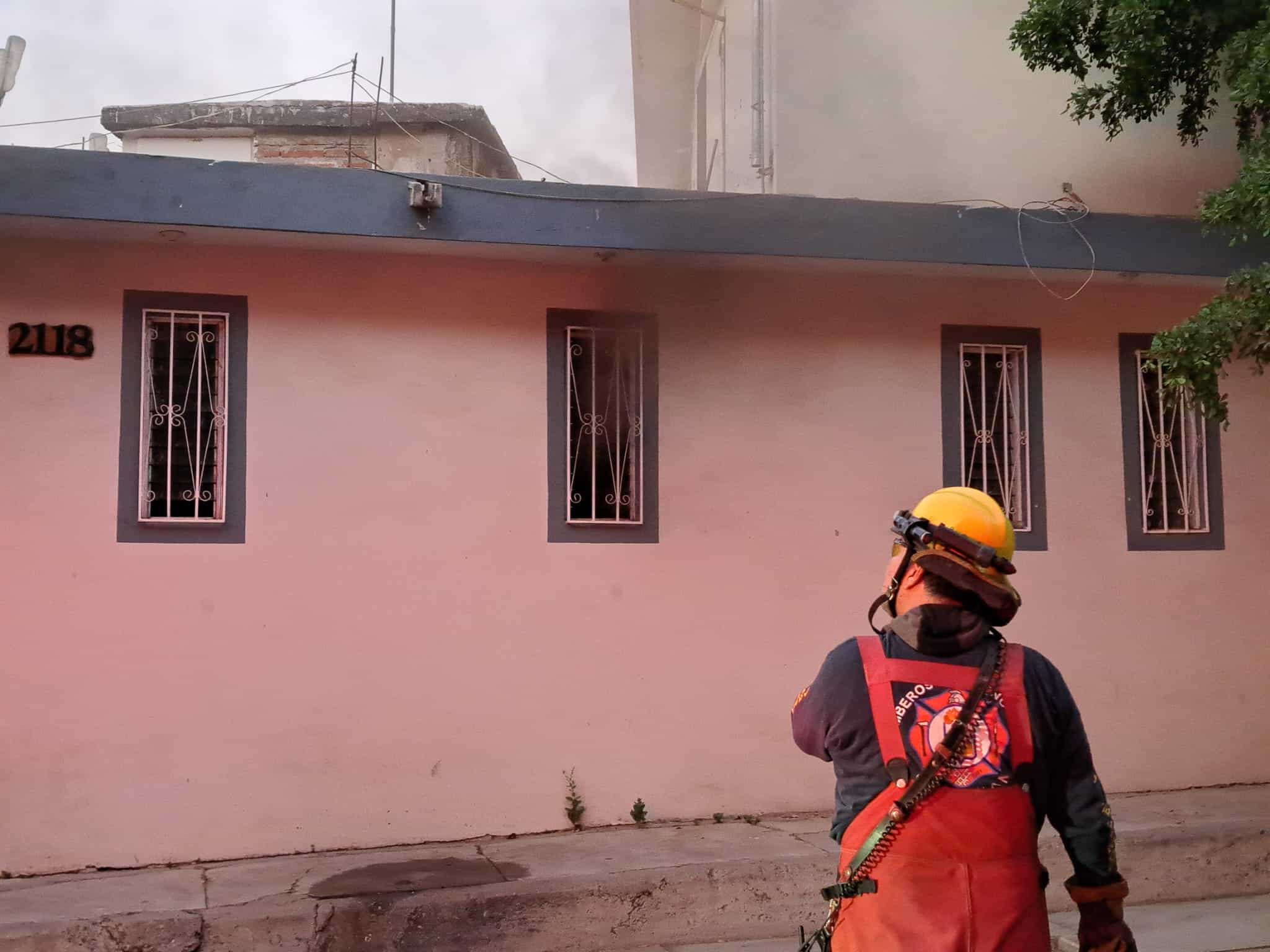 Bomberos Culiacán controlando el incendio en el estudio de grabación