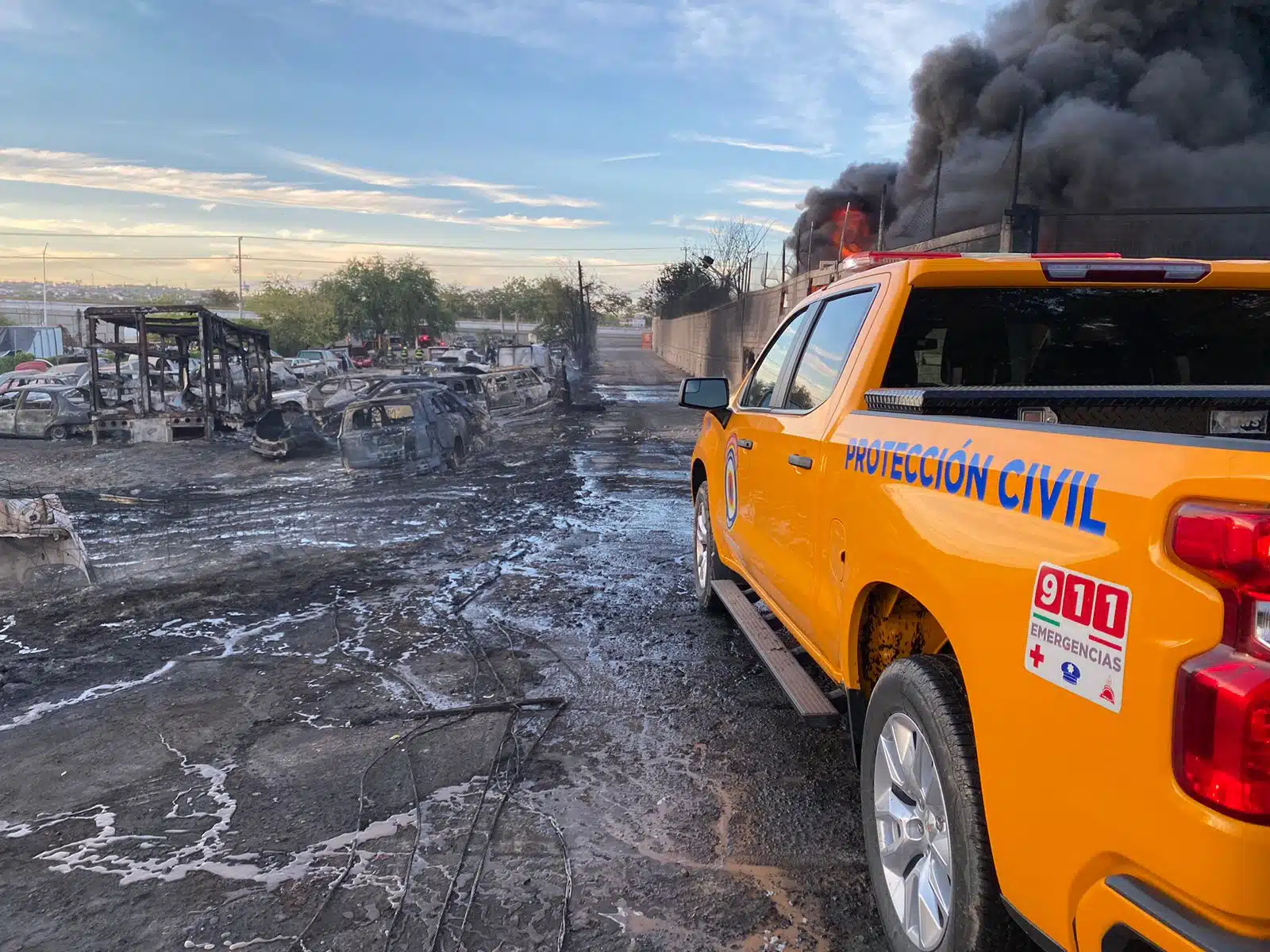 Camioneta de Protección Civil de Culiacán en el lugar del incendio de una empresa que almacena Diesel y un Yonke