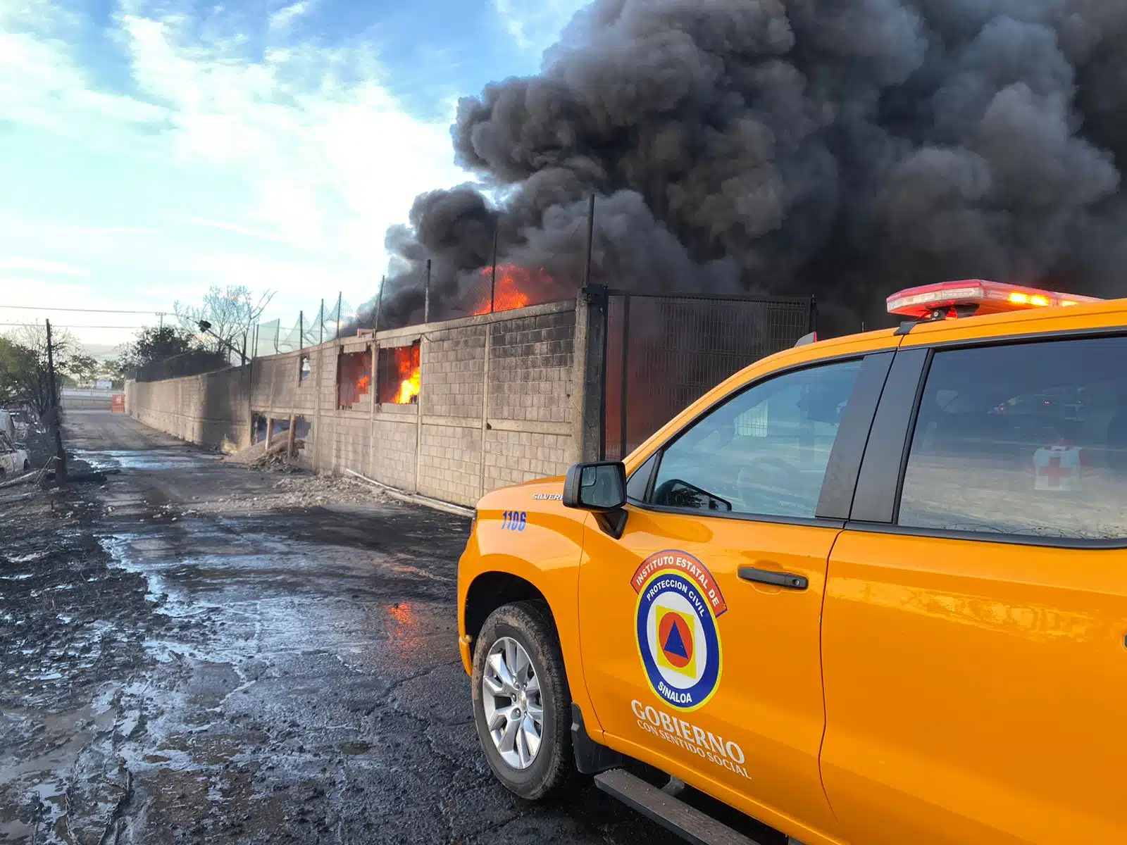 Camioneta de Protección Civil de Culiacán en el lugar del incendio de una empresa que almacena Diesel y un Yonke