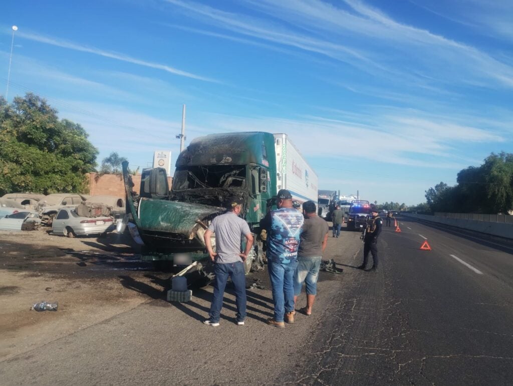 Tráiler incendiado por la carretera Internacional México 15