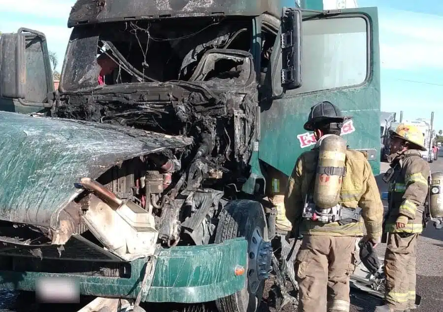 Bomberos atendiendo el incendio en el tráiler