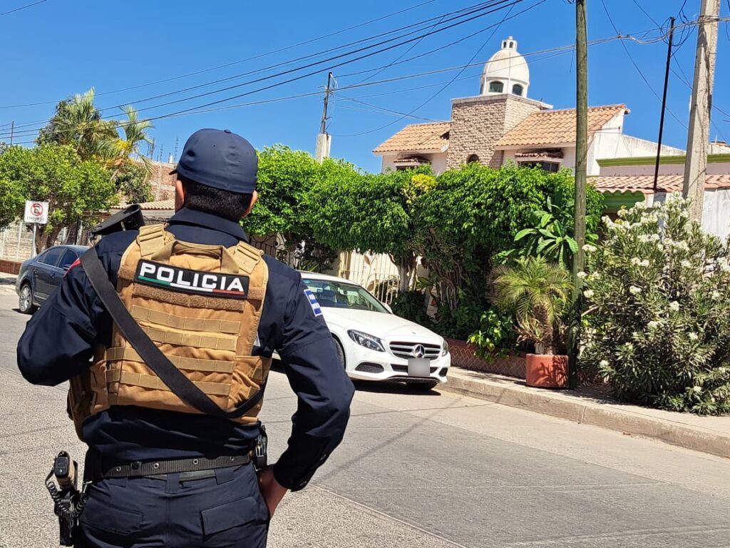 Elemento de la Policía Municipal en el lugar donde fue el incendio en la casa del diputado Feliciano Valle López en Guasave