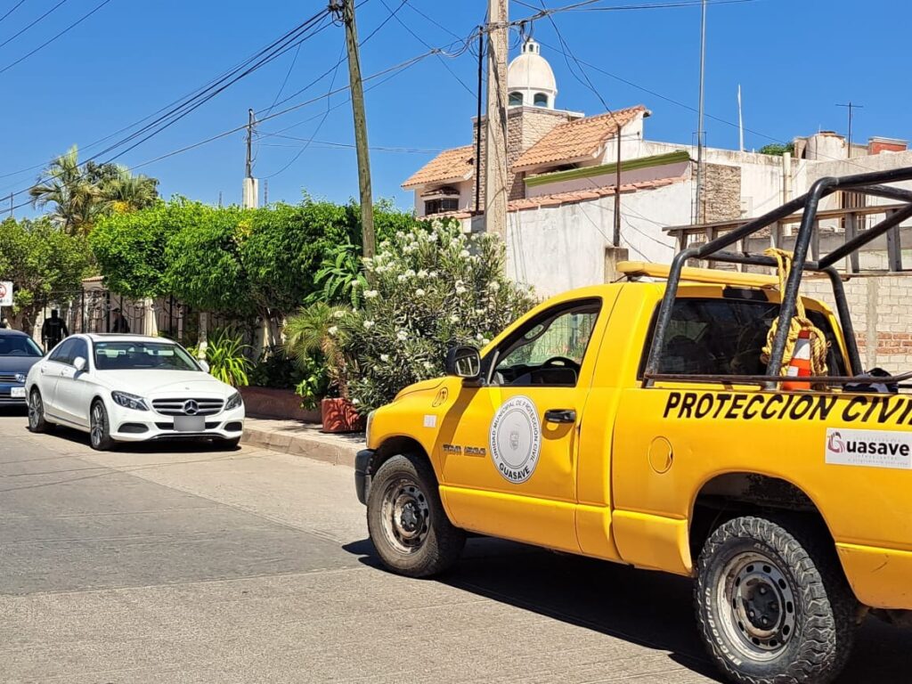 Camioneta de Protección Civil en el lugar donde fue el incendio en la casa del diputado Feliciano Valle López en Guasave