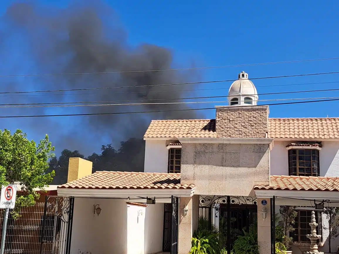 Incendio en la casa del diputado Feliciano Valle López en Guasave