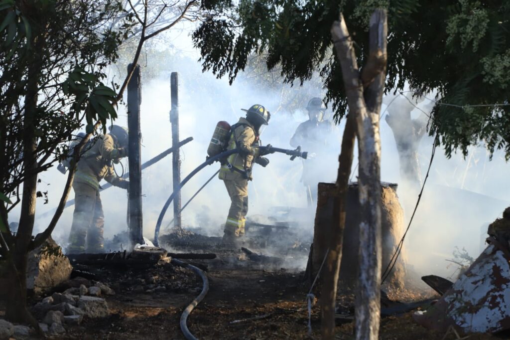 Bomberos combatiendo el incendio