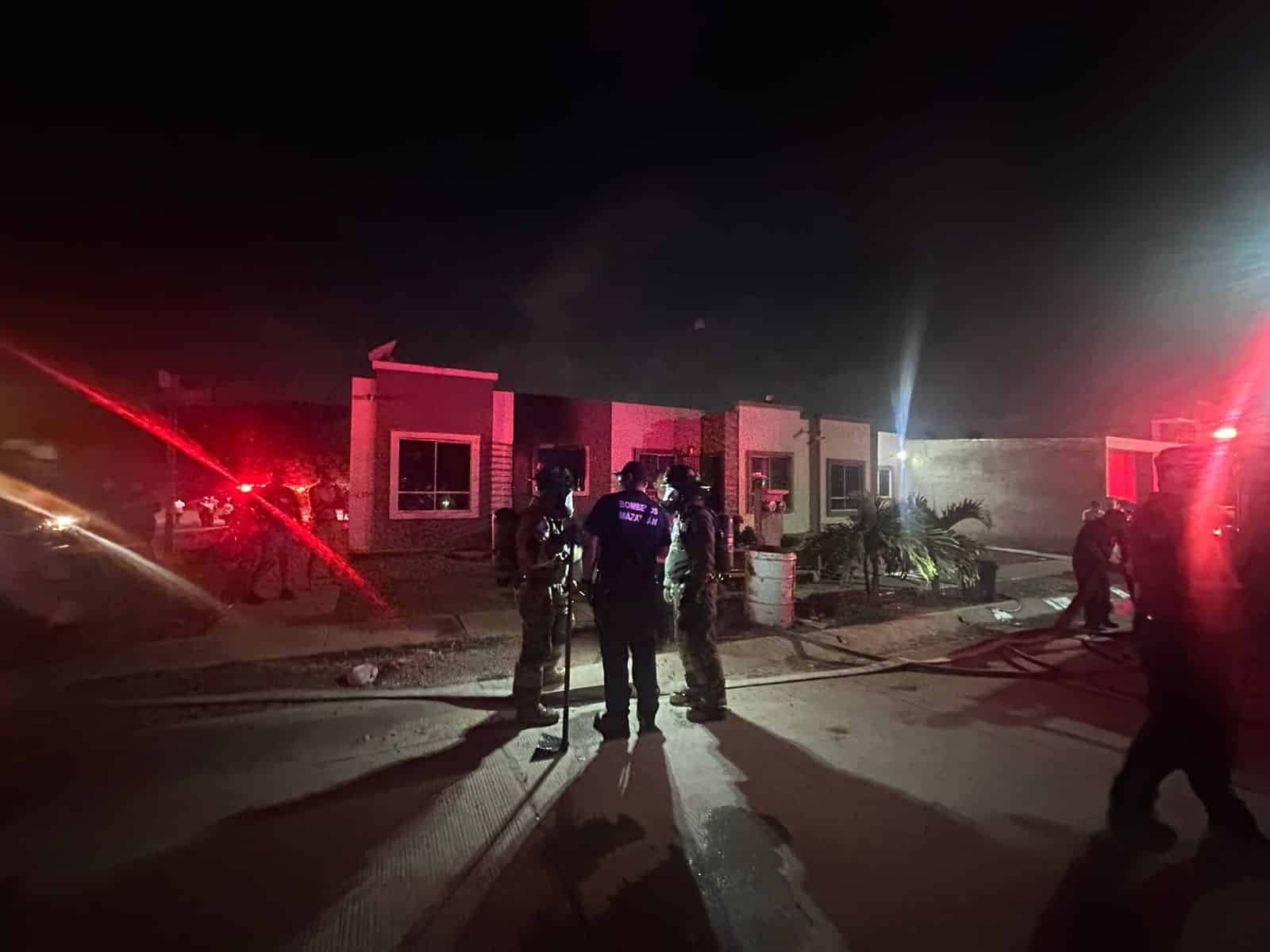 Elementos de Bomberos presentes para combatir el fuego en la vivienda