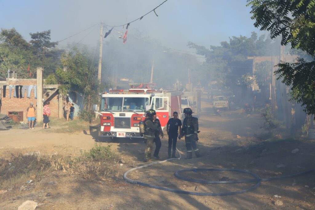 Bomberos Mazatlán en el lugar de los hechos