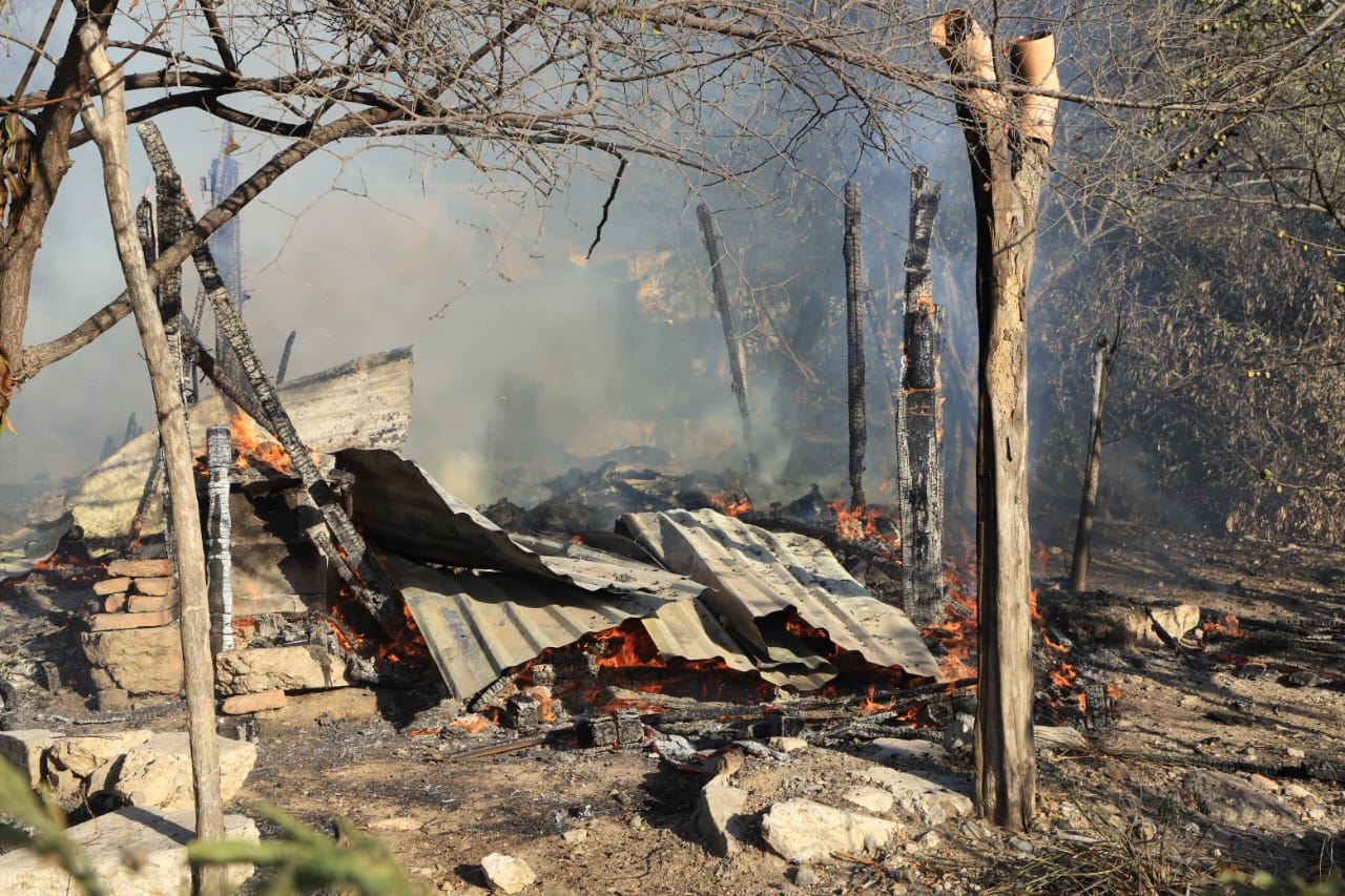 Daños materiales en la vivienda que se incendió