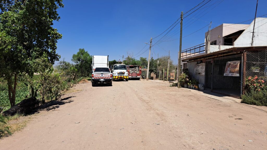 Camiones de bomberos en el lugar donde se incendiaron tres tractocamiones en Culiacán