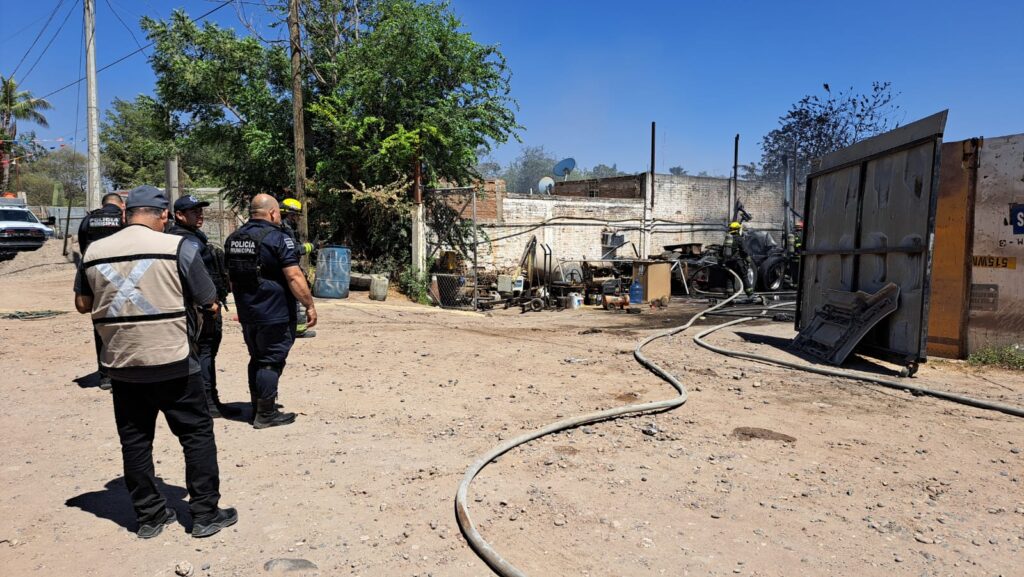 Elementos de la policía municipal en el lugar donde se incendiaron 3 tractocamiones en Culiacán
